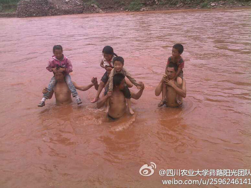 7��17�գ��Ĵ��r(n��ng)�I(y��)��W(xu��)����·�(y��ng)�⡱�F(tu��n)�(du��)��(l��i)��������ɽ��ϲ�¿h�ɺӿ��(zh��n)�_(k��i)չ֧�̻��(d��ng)���ɺӿ��(zh��n)��̎ƫƧ��ȫ��ĺ���ÿ�춼Ҫ���Ѓɂ�(g��)��С�r(sh��)�όW(xu��)��;����Ҫ���^(gu��)һ�l30�׌��ĺ������D������W�����Ӷ��^(gu��)�R����ĺ�����