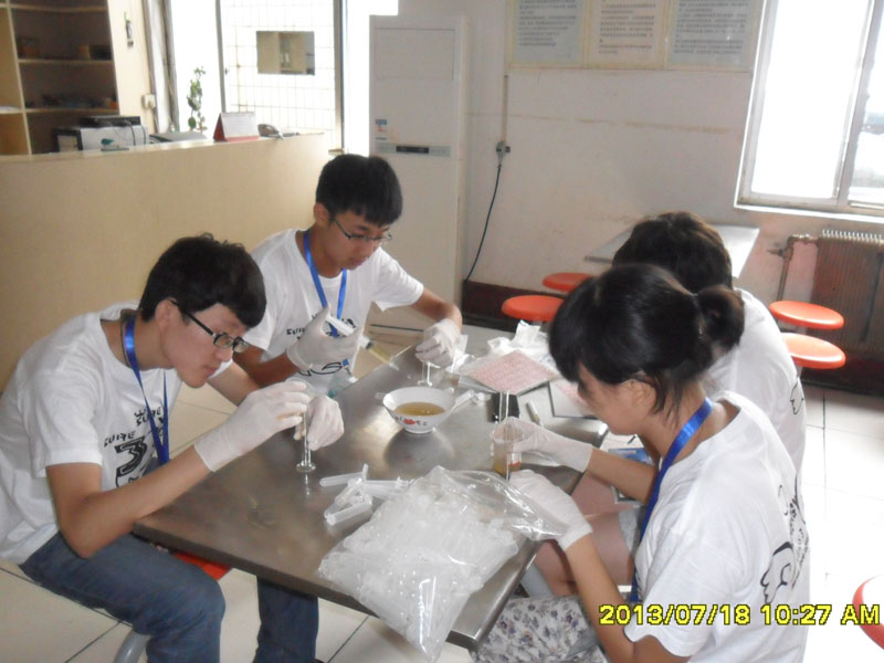 7��27�գ����ϴ�W(xu��)���YԴ�ɡ��������(hu��)��(sh��)�`���(du��)���_(d��)��һ��(g��)��(sh��)�`�ء����ĳ����(du��)�T���R��ͣ��ǰ����һ��(g��)ȡ���c(di��n)�M(j��n)��ȡ�ӹ������D���(du��)�T��?c��)ڌ?00ml�Ę�Ʒ�b�M(j��n)20��(g��)С������ԇ��ƿ����