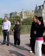 網(wǎng)友參觀晉陽(yáng)湖　　晉陽(yáng)湖項(xiàng)目原投資計(jì)劃為2.2億元，區(qū)域內(nèi)五座橋?yàn)榫坝^橋。為完善其功能，強(qiáng)化景觀提升效果，對(duì)部分項(xiàng)目進(jìn)行了優(yōu)化、提升，包括將區(qū)域內(nèi)五座景觀橋改為市政橋并新增兩座市政橋。