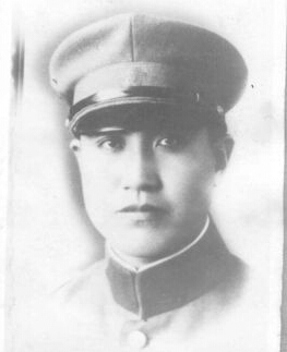 �������h�����|���d���ˣ�1908������������ڵ�����ͥ���x�켽܊�^(q��)�Γ�܊˾��T��1924���M��|���v���ã����I(y��)����У����У�̹١�1931�����Rռɽ�������У�����������˽��򿹑�(zh��n)�Ȍ�������(zh��n)��1936���κӱ����h��܊��У�����L��1938��8���ʲ����x����꠱��x�켽܊�^(q��)��ʽ������x�켽܊�^(q��)�Γ�܊������˾��T��1939������Ї����a(ch��n)�h��1940���ڰوF���(zh��n)�Љ��Ҡ������r��32�q��