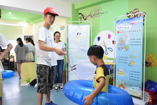 溫州大學(xué)夢夕陽暑期社會(huì)實(shí)踐隊(duì)走進(jìn)社區(qū)開展暑期安全版趣味運(yùn)動(dòng)會(huì)。