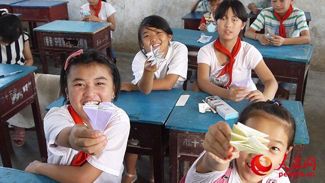 ���ϿƼ���W(xu��)��һ��һ·���x��(w��)֧���c����(zh��n)��ؚ�{(di��o)�Ќ�(sh��)�`�F(tu��n)��������ꖿh��¹ɽ�(zh��n)�u�ŸG���_չ�x��(w��)֧�̺ͷ�ؚ�{(di��o)����־Ը�߽o���ӂ��_�O(sh��)�ֹ��n�ã��D�麢�ӂ�չʾ�ֹ���Ʒ�����F(tu��n)�(du��)�ṩ��