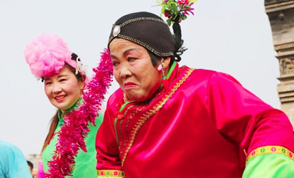 ���՝}�ϴ����һ���׻�Ӿ��ʼ������L(f��ng)茹�����������������Ť������2��16���������һ�@�죬�}�Ͽh�e�����S����ʵĽ��^�Ļ���������y(t��ng)���׶��˶������ζ����������Ⱥ���[�´����g�gϲϲ�^���꣬׌��(ji��)�՝}�Ǹ��ӽk����ʡ���Ԕ��(x��)�� 