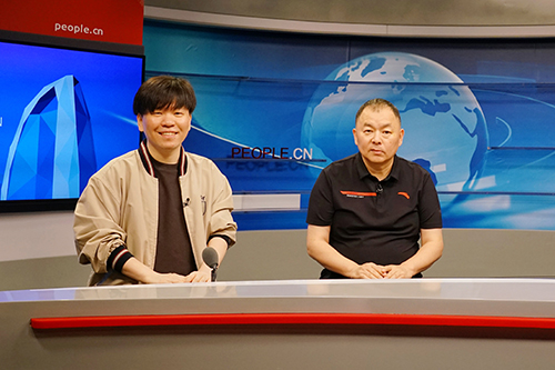 電影頻道節(jié)目中心副總編輯王平久（右）、音樂制作人常石磊（左）做客人民網(wǎng)。人民網(wǎng)記者 皇甫萬里 攝