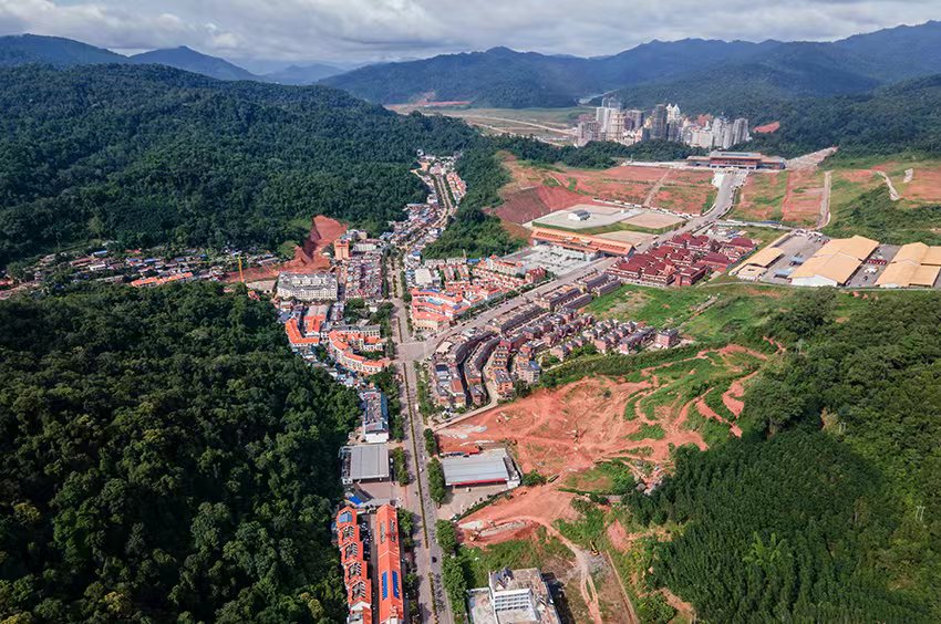 磨憨口岸俯瞰，右前方高層白色建筑群為老撾境內(nèi)。人民網(wǎng)記者 符皓攝