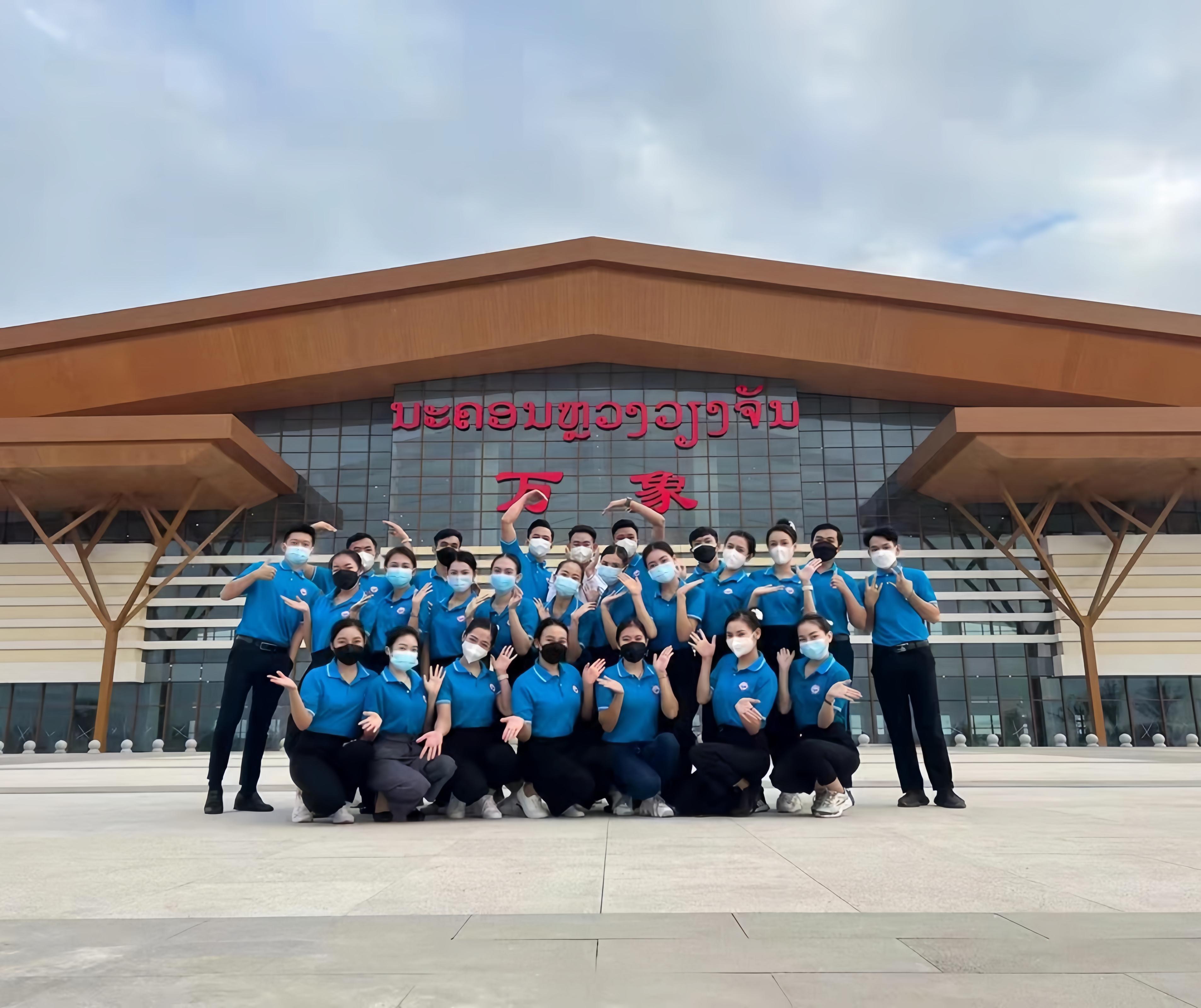 學(xué)生上崗前在老撾萬象高鐵站前合影（其中5人為貴陽職業(yè)技術(shù)學(xué)院培訓(xùn)班學(xué)生）。 貴陽職業(yè)技術(shù)學(xué)院供圖