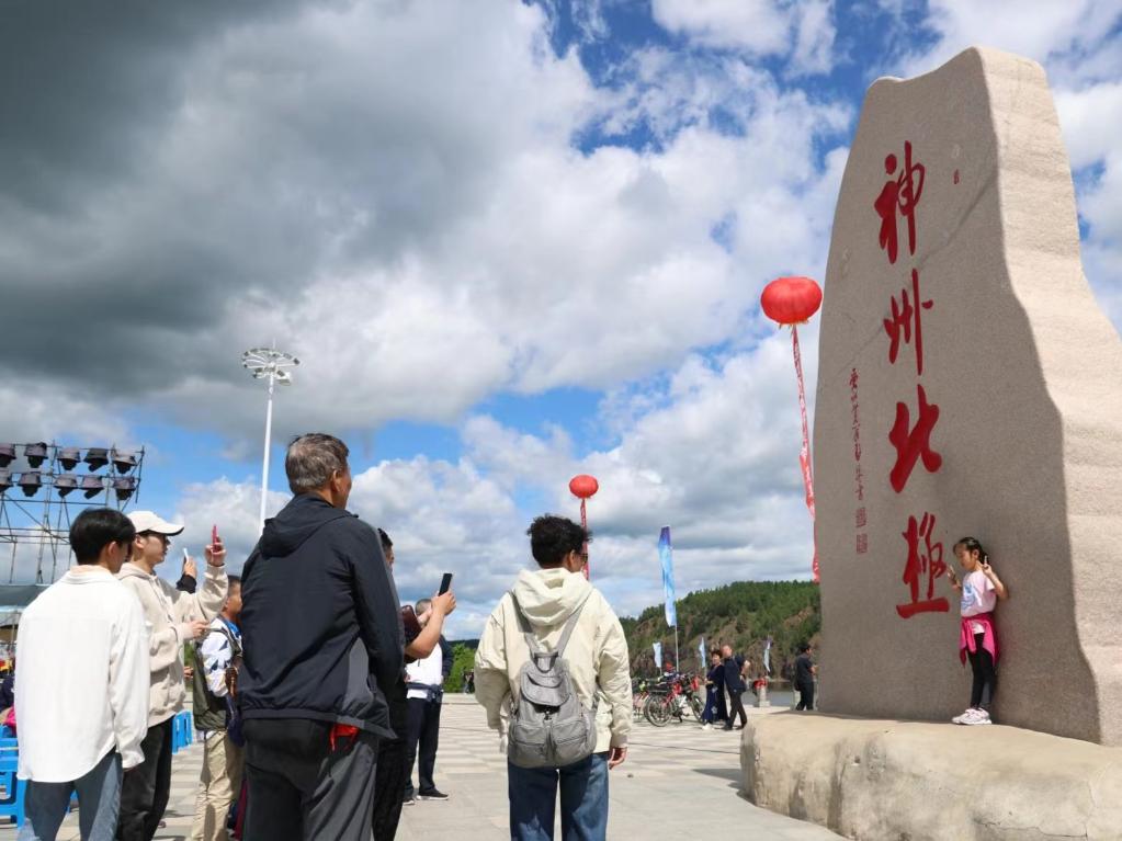 游客在漠河市地標(biāo)前打卡。新華社記者 徐凱鑫攝