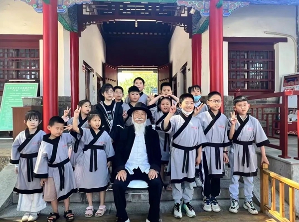 聽孔廟歷史見證人——白胡子爺爺講述臨沂城過去的故事。臨沂市博物館供圖