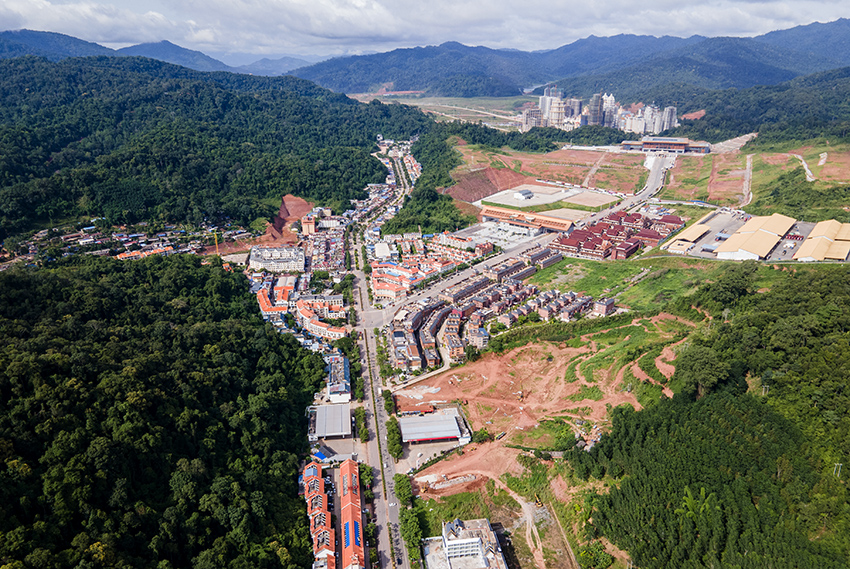 磨憨口岸俯瞰，右前方高層白色建筑群為老撾境內。人民網記者 符皓攝