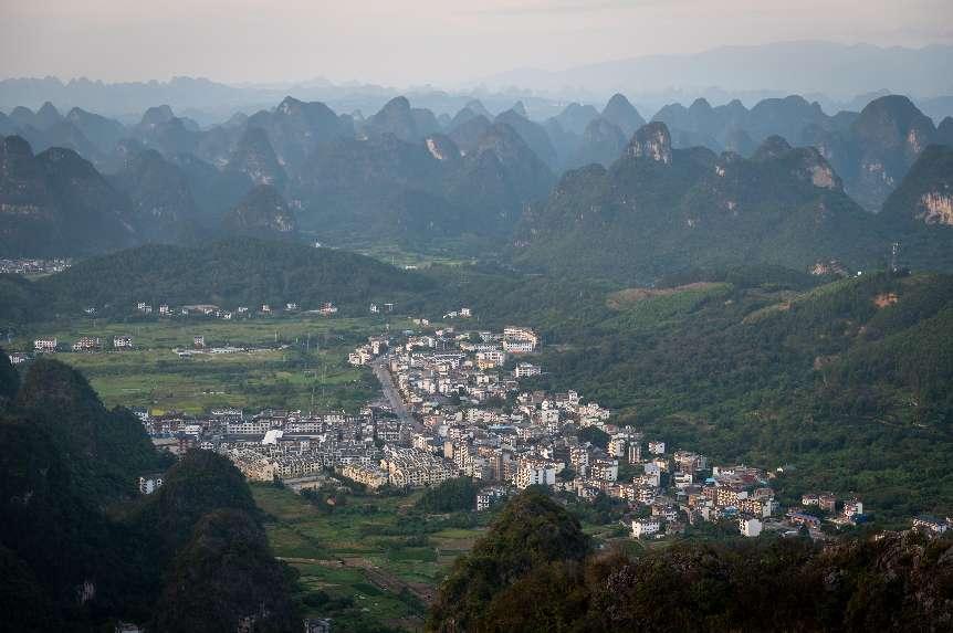 廣西層巒疊嶂，郁郁蔥蔥。 人民網(wǎng) 嚴(yán)立政攝