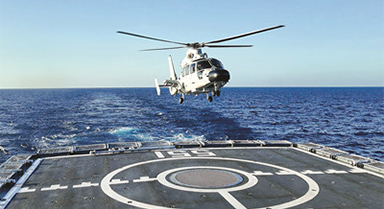 海軍某支隊組織艦載直升機(jī)起降訓(xùn)練